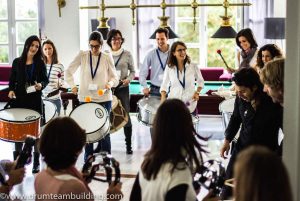 grupo realizando un team building musical