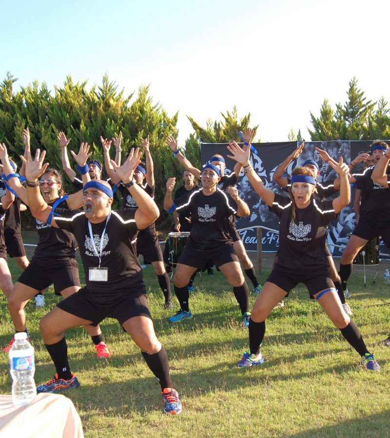 Grupo de personas realizndo un haka team building en exterior